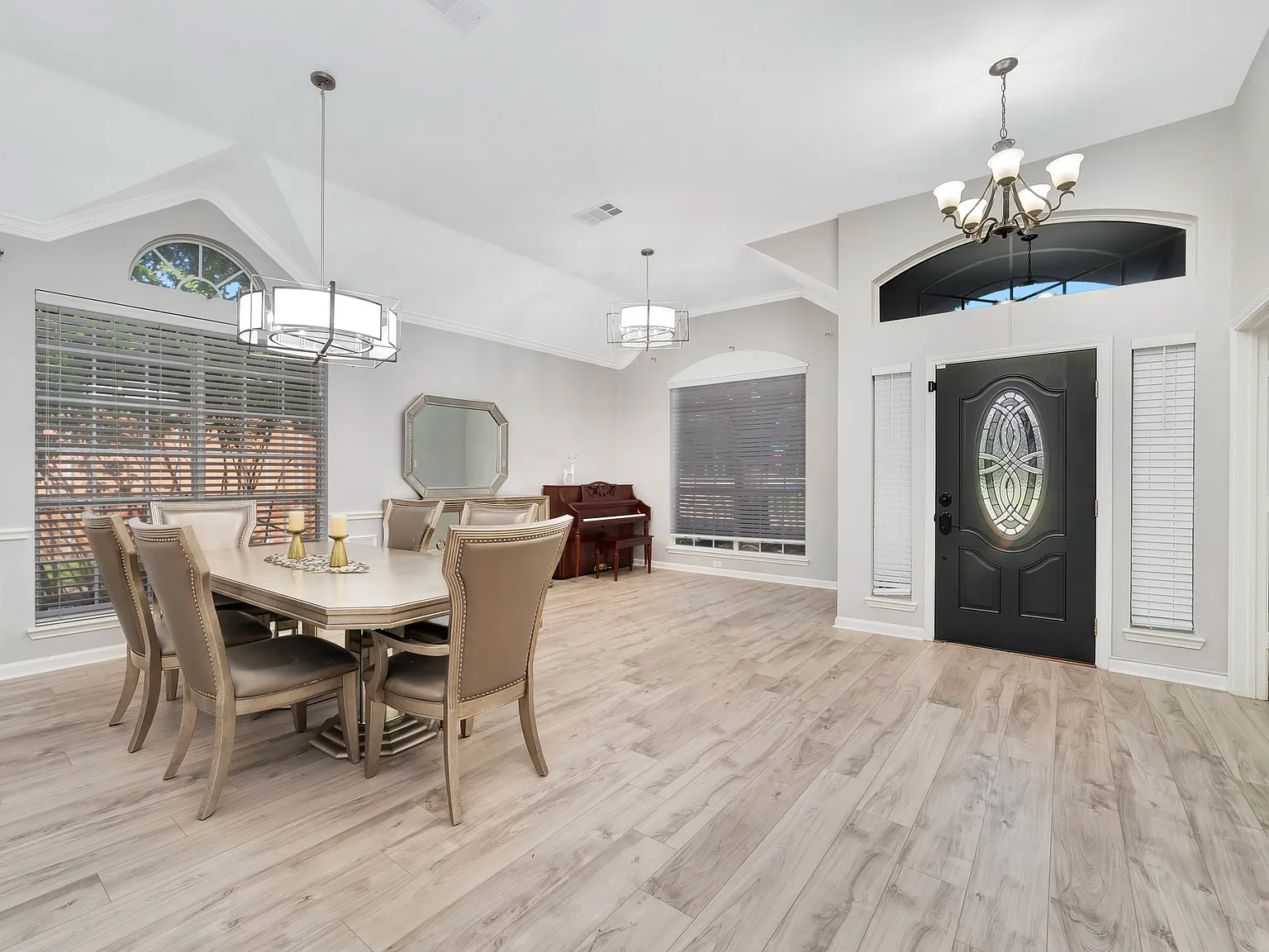 4 bed, 2215 sqft, $3,199 — Photo 2