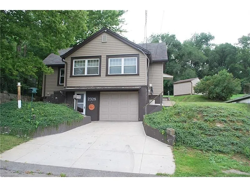 2328 Hill St photo 1