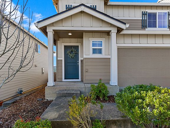 3rd image of 3631 NE Laurel St