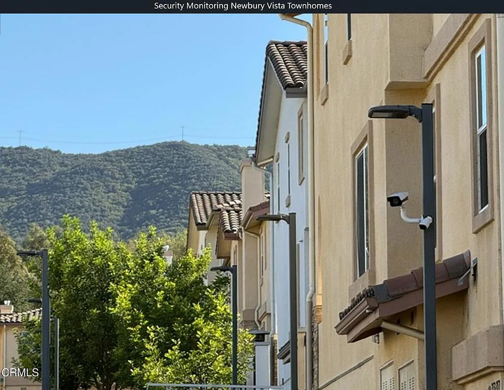 3 bed, 3.5 bath, 2010 sqft, $4,600 — Photo 3