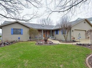 617 Shady Glen Ln, Saukville, WI 53080