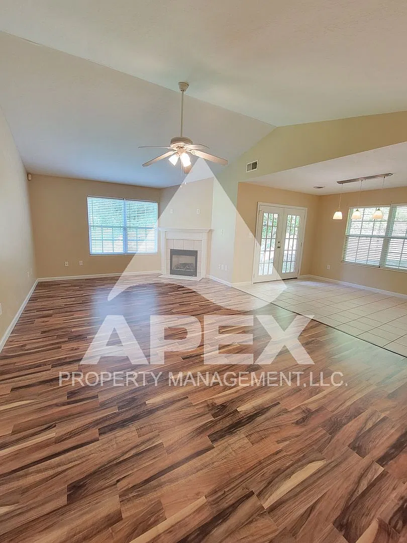Spacious 2 Bd - 2 Ba Condo In North Knoxville W/ 2 Car Garage! End Unit! — Photo 4