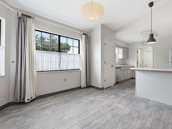 3rd image of 333 SE Rosewood Cir