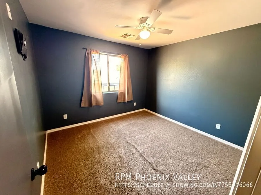 Pet Friendly Renovated 5-Bedroom Corner Lot Home with Luxury Upgrades — Photo 3