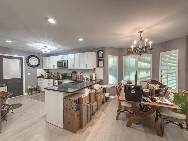 202 Gibbon Ct — Photo 2