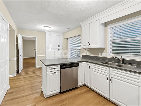 3rd image of 4504 Southport Rd