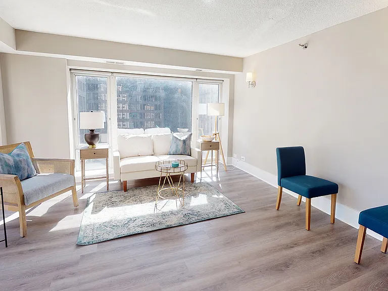 320 N. Michigan — Photo 10