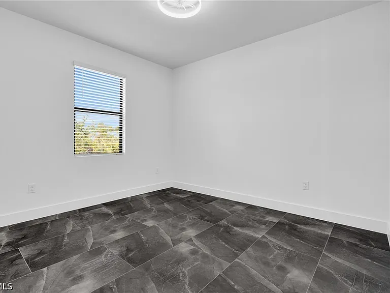 111 Harry Ave S #109 — Photo 22