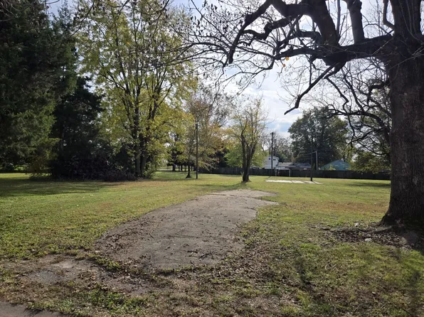 605 Helena St, Charleston, MO 63834