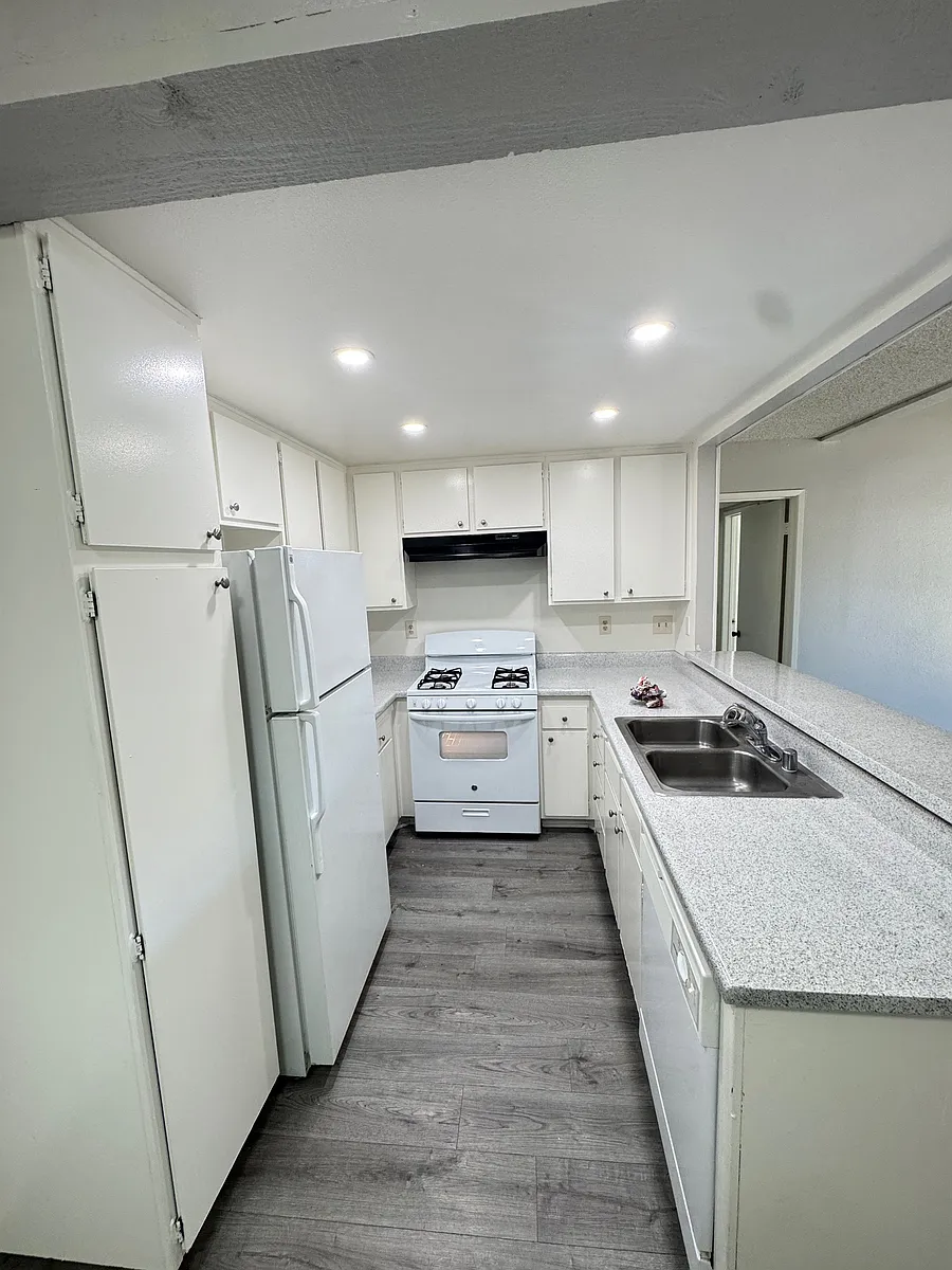 Building Photo - 1133 E Alosta Ave #C107