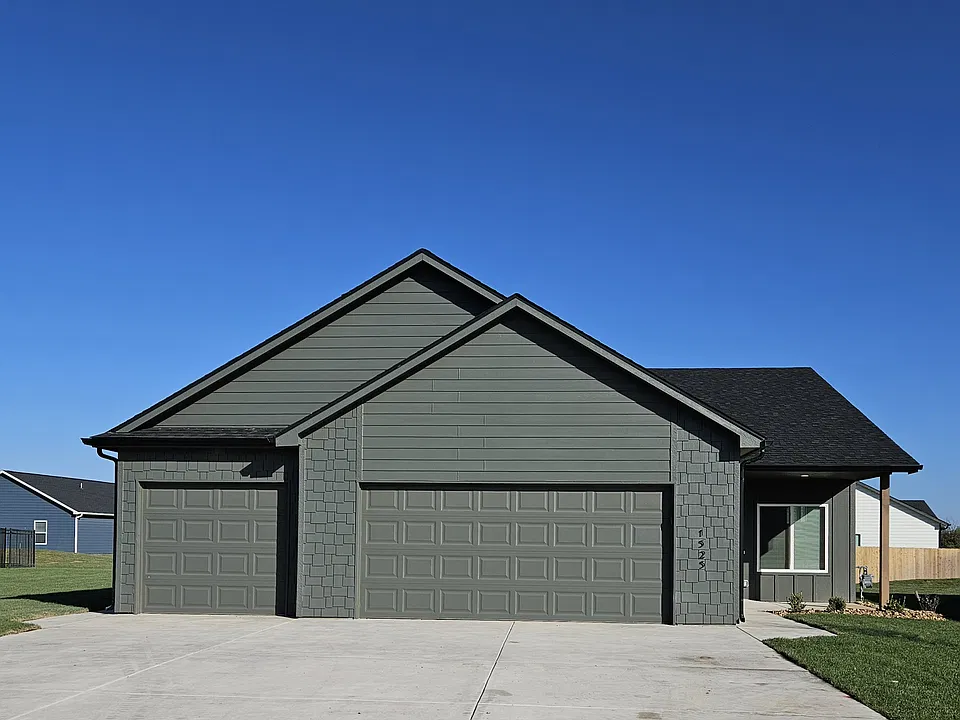 1525 N Garnet Ct