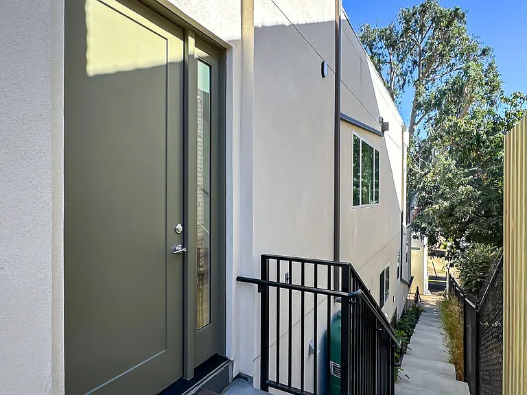 946 Lucile Ave — Photo 2
