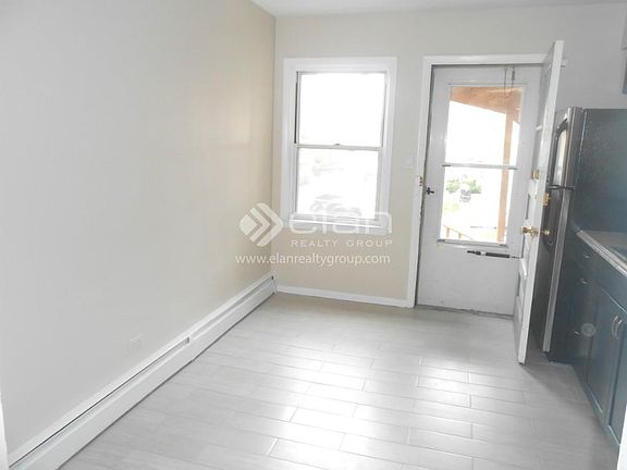 4th image of 4851 Greenleaf St APT 12