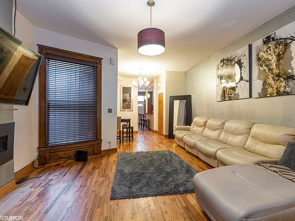 2nd image of 421 E Oakwood Blvd