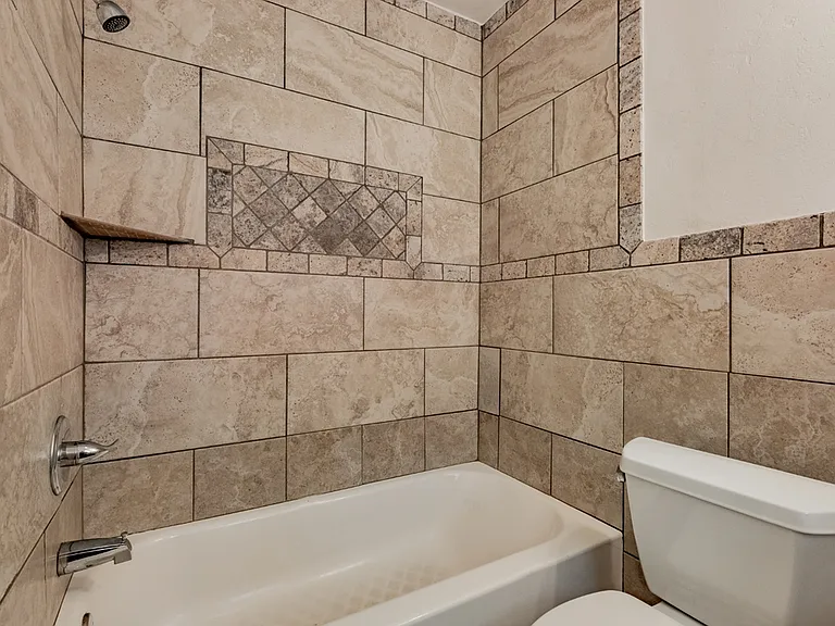 319 E Edwards St — Photo 7