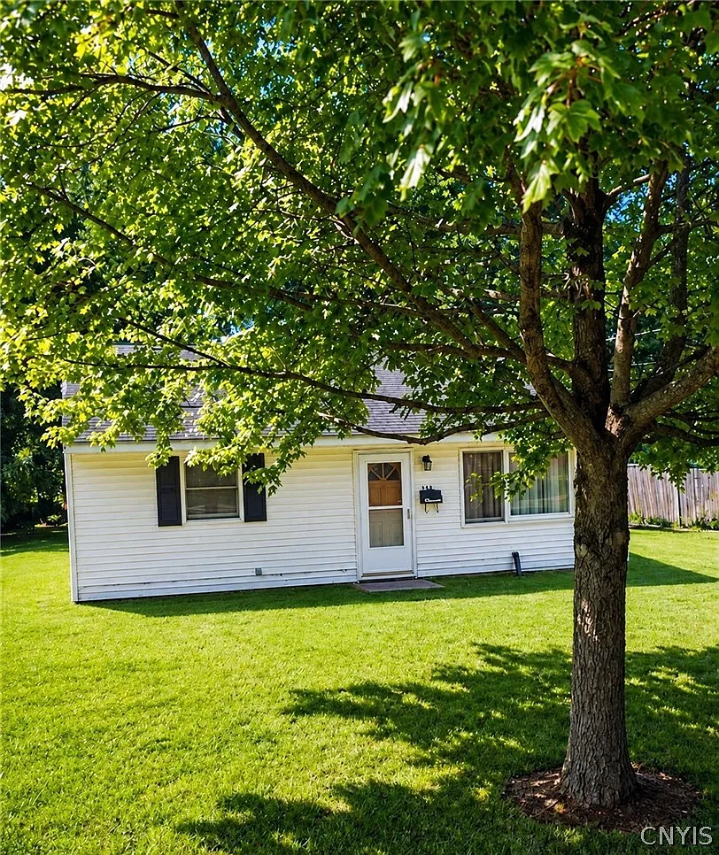 2 bed, 1.0 bath, 784 sqft, $2,200 — Photo 2
