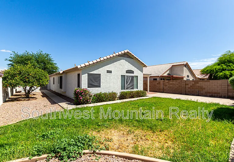 881 E Baylor Ln — Photo 32