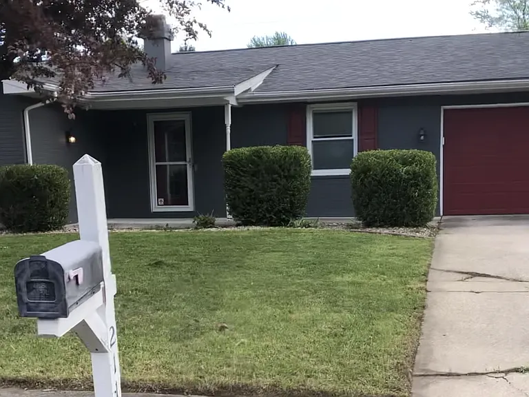 2113 W Christy Ln — Photo 1