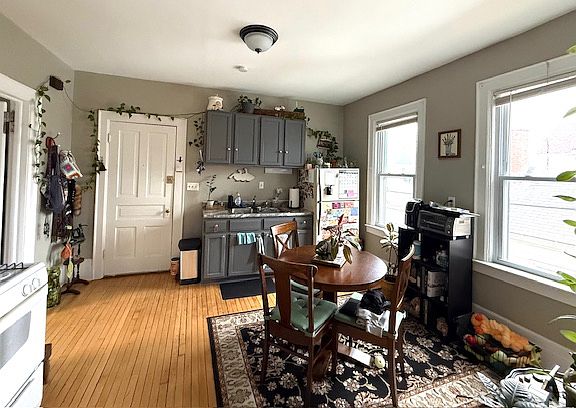 3rd image of 919 E Clarke St #3