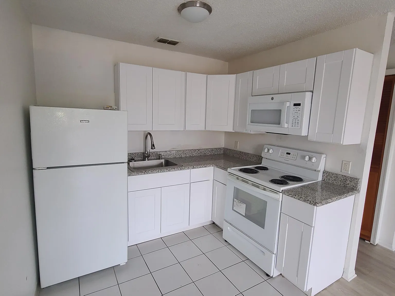 1 bed, 1.0 bath, 608 sqft, $995 — Photo 2