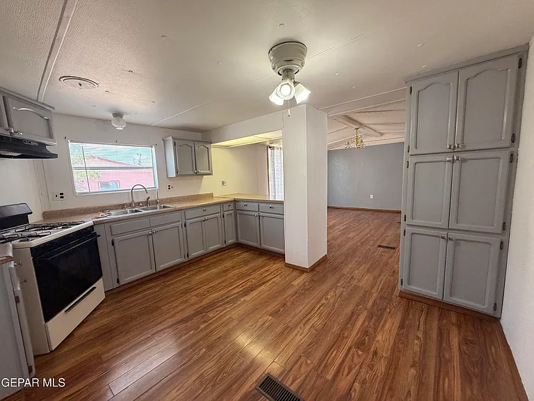 12760 Crisantemo Dr — Photo 24