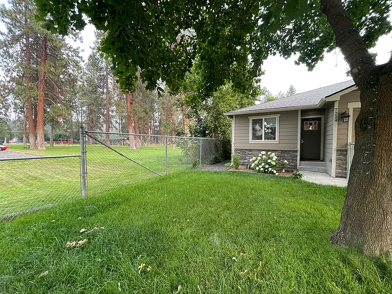 7322 E 6th Ave — Photo 2