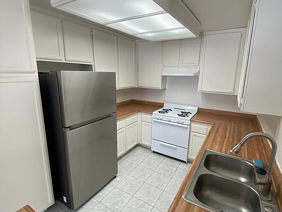 5th image of 18427 Vincennes St Unit 18