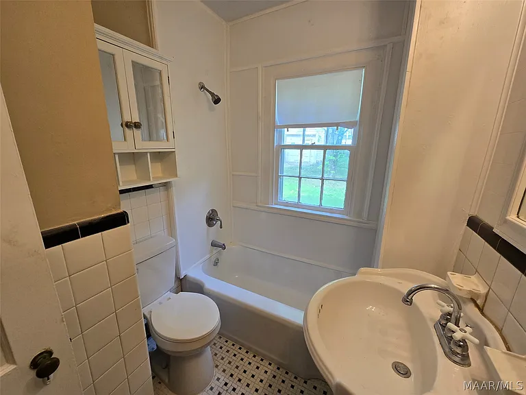 555 Morningview Dr — Photo 13