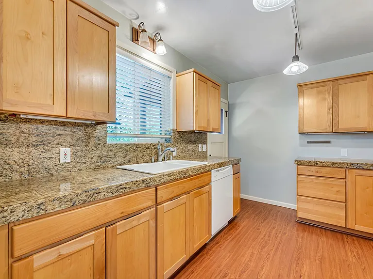 760 Marsh Ave — Photo 15
