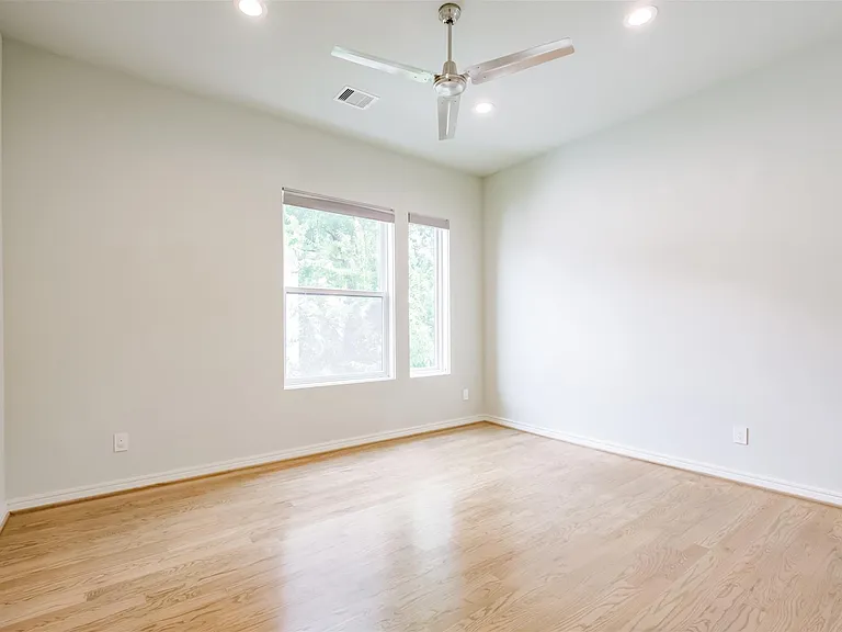 711 W Clay St — Photo 39