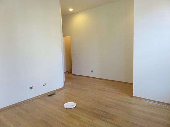 5th image of 1501 W Erie St APT 1D