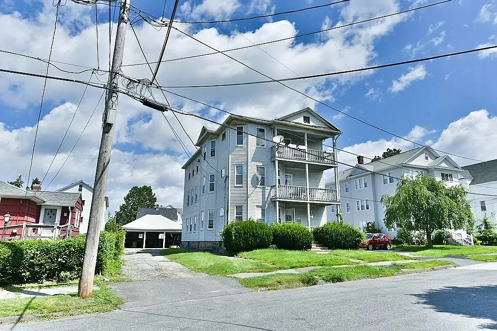 3 bed, 1300 sqft, $2,000 — Photo 2