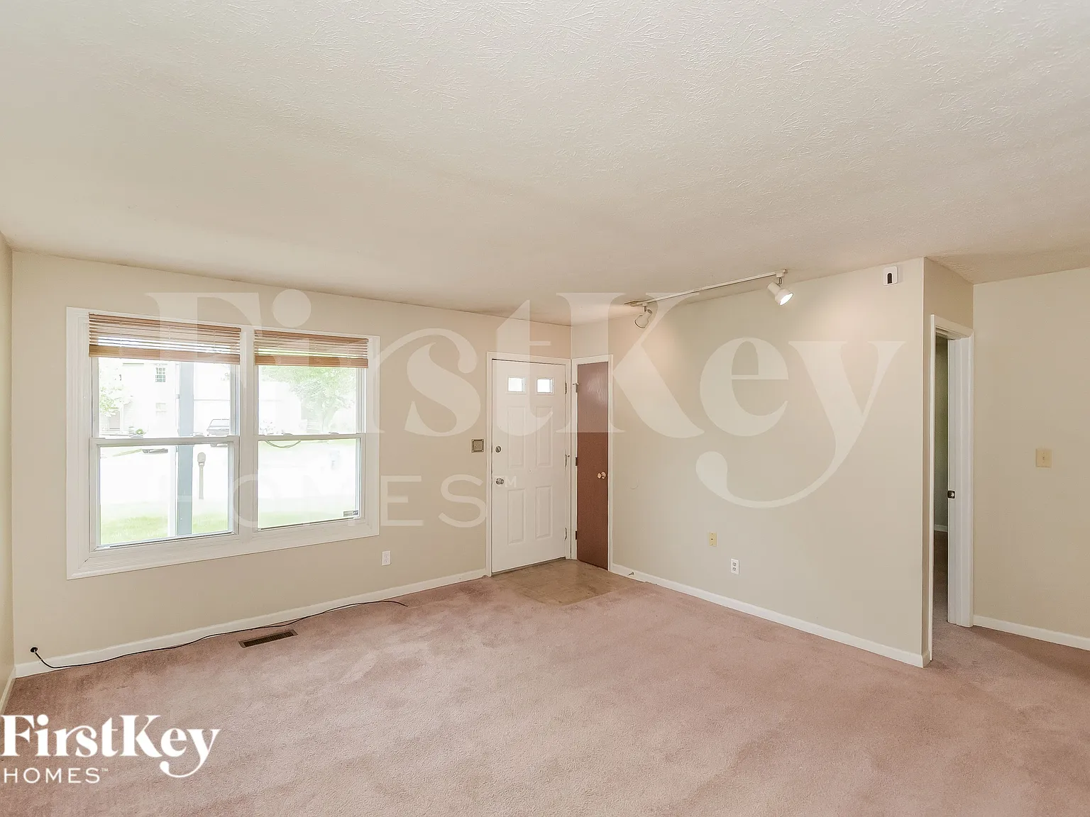 3 bed, 1.5 bath, 1600 sqft, $2,080 — Photo 3