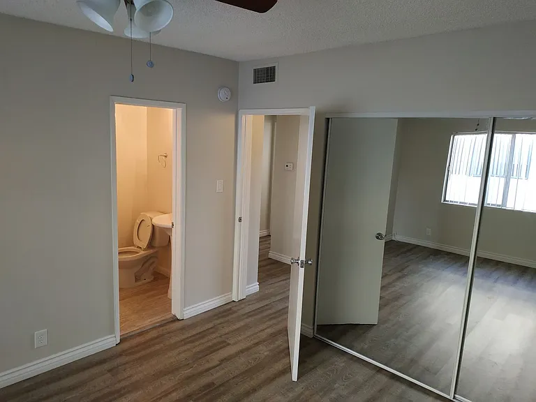 2 bed, 1.5 bath, 900 sqft, $2,015 — Photo 9