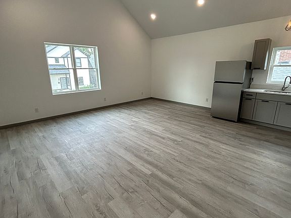 3rd image of 237 Iowa St