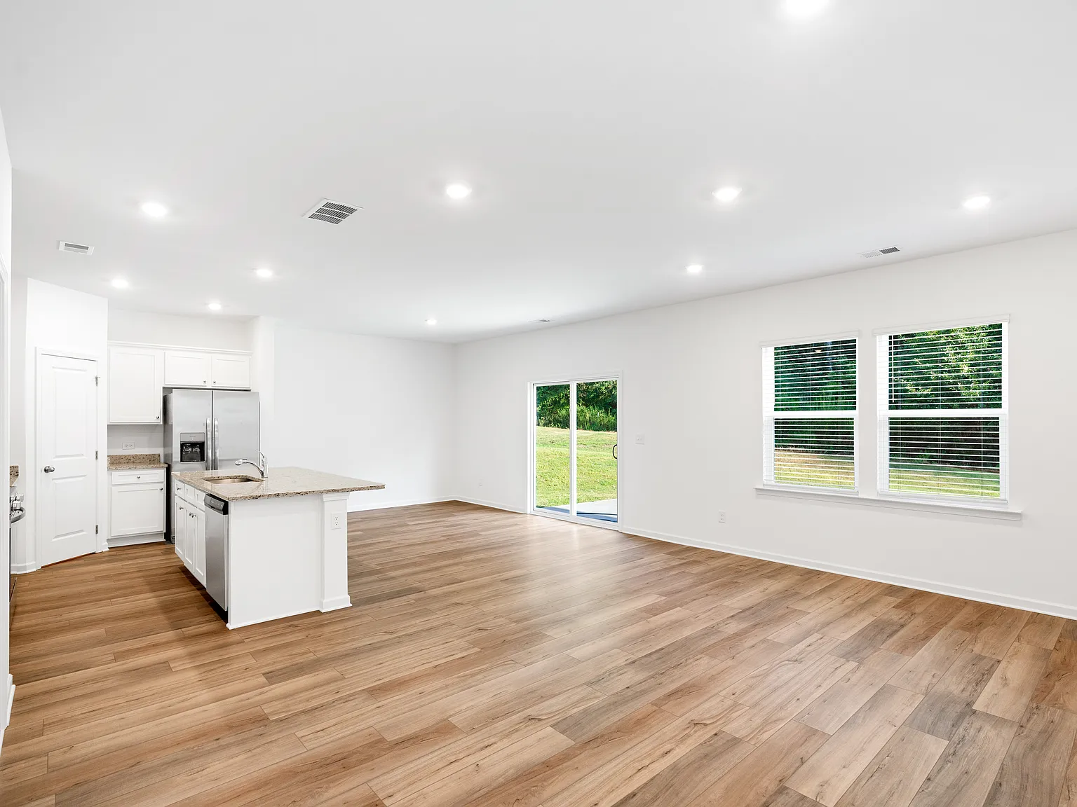 4 bed, 2.5 bath, 1989 sqft, $2,200 — Photo 4