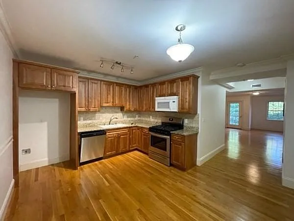 255 Winter St — Photo 2