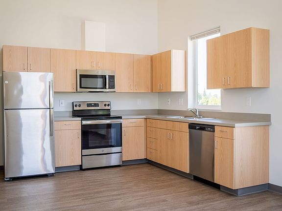4th image of 990 Broadway St NE #425