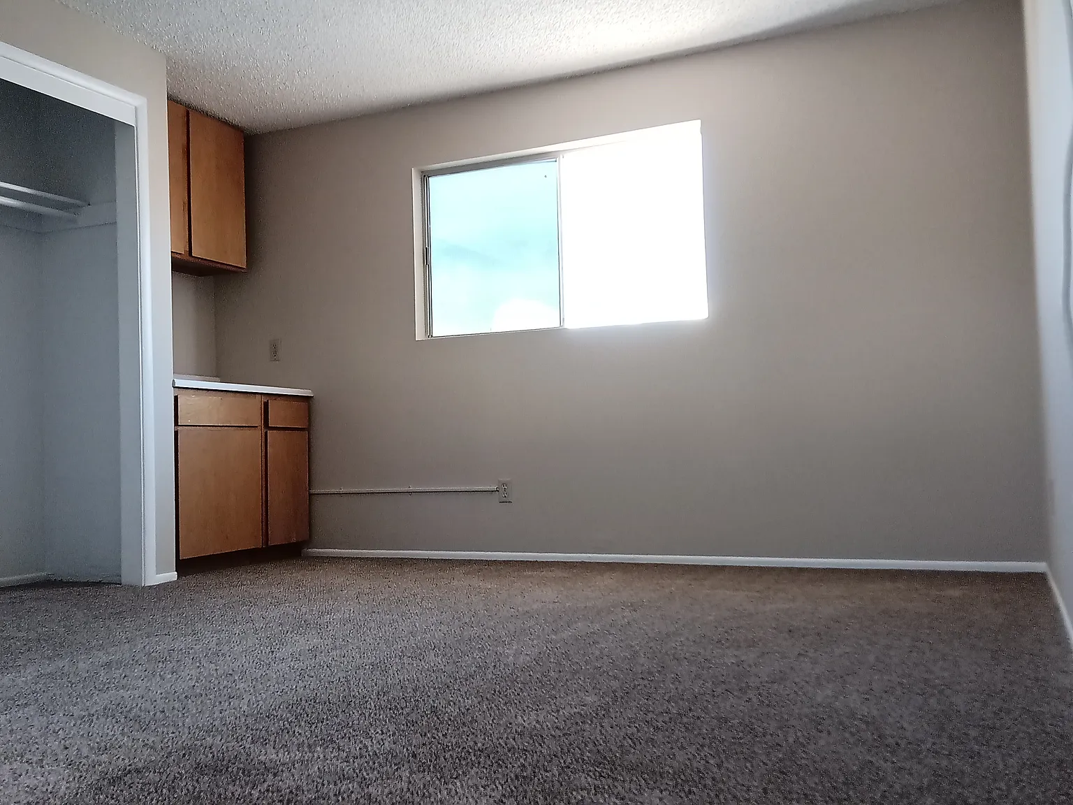 390 Riverfront Dr — Photo 3