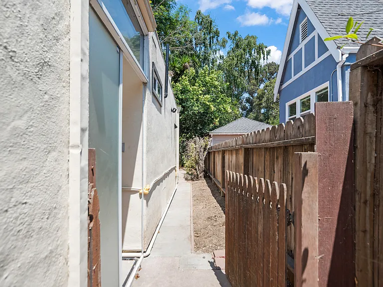 958 Collier Dr — Photo 2