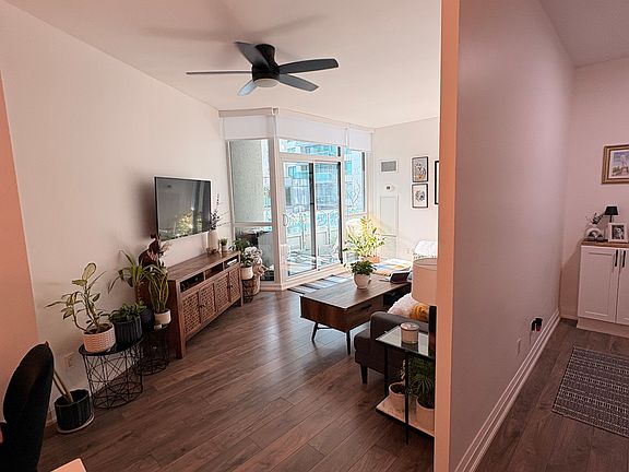 5th image of 19 Grand Trunk Cres #301