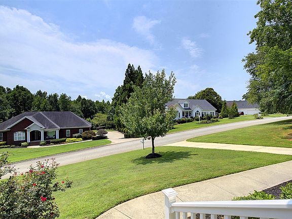 5th image of 209 Montague Dr