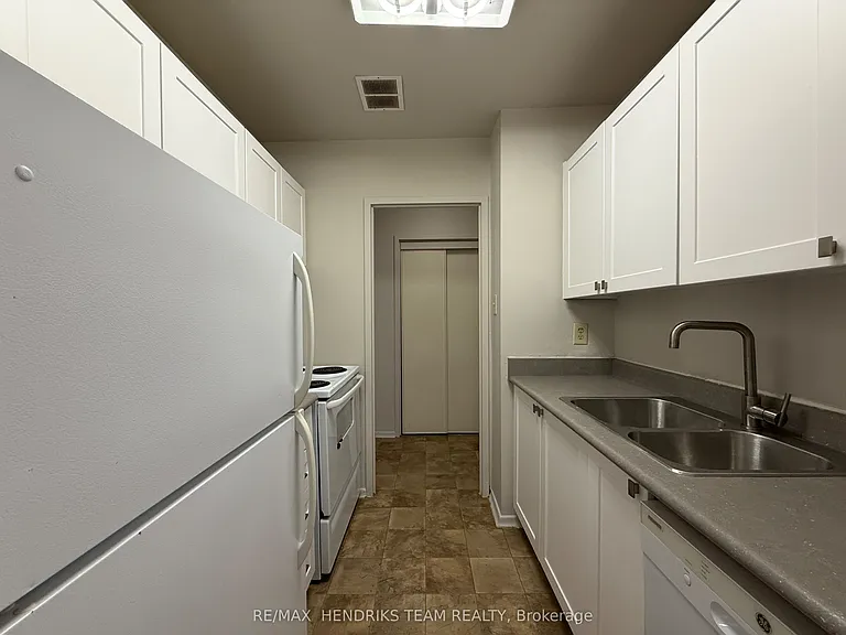 49 Leaside Dr #303 — Photo 3