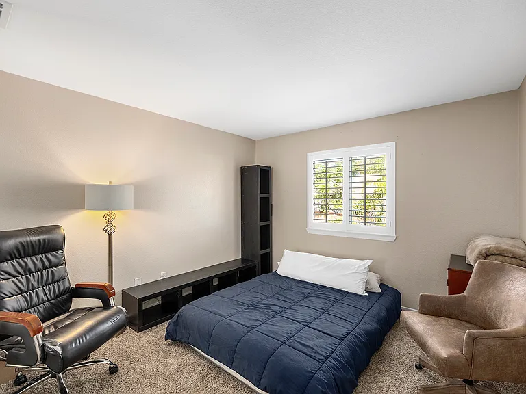 Guest Bedroom 1( Upstairs)