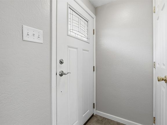5th image of 18 Crestwood Dr
