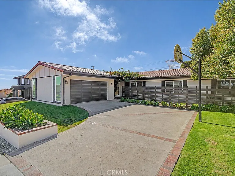 6917 Clovercliff Dr — Photo 2