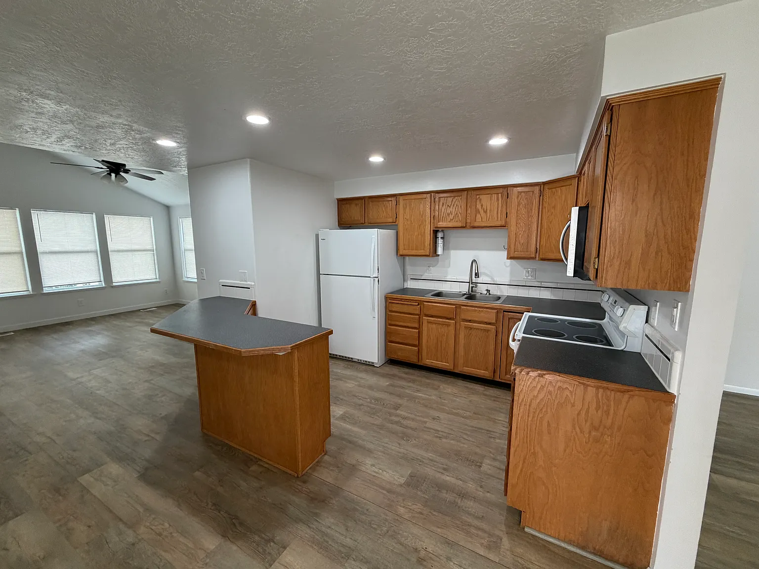 3 bed, 1500 sqft, $1,700 — Photo 2