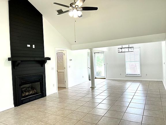 3rd image of 904 W King St