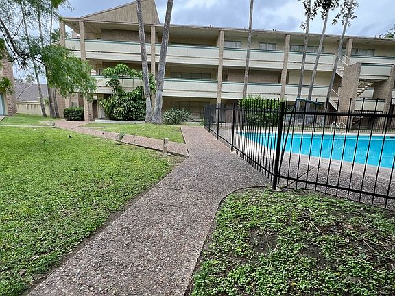 2nd image of 700 Sunset Dr APT 102