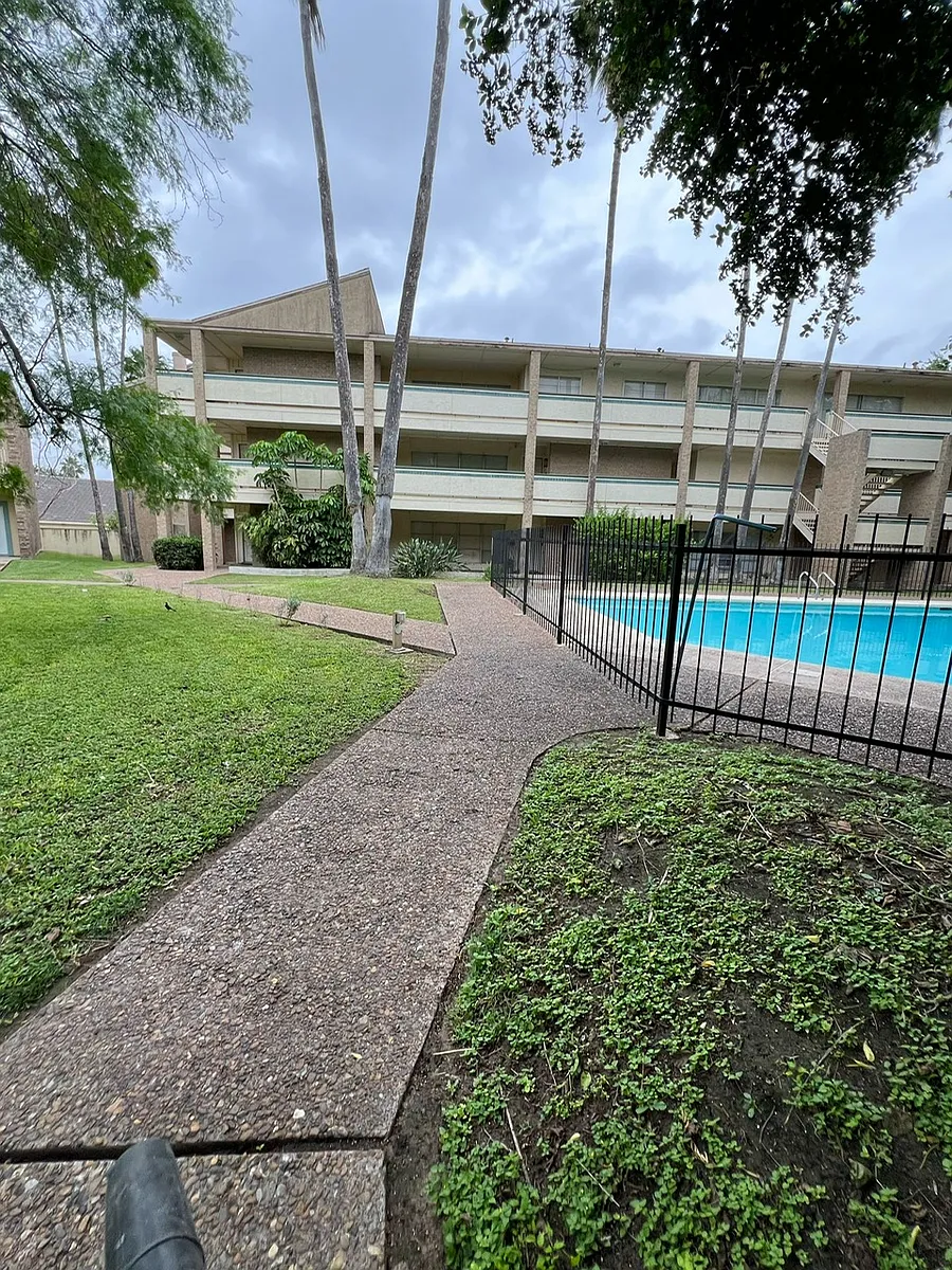 Building Photo - 700 Sunset Dr #102